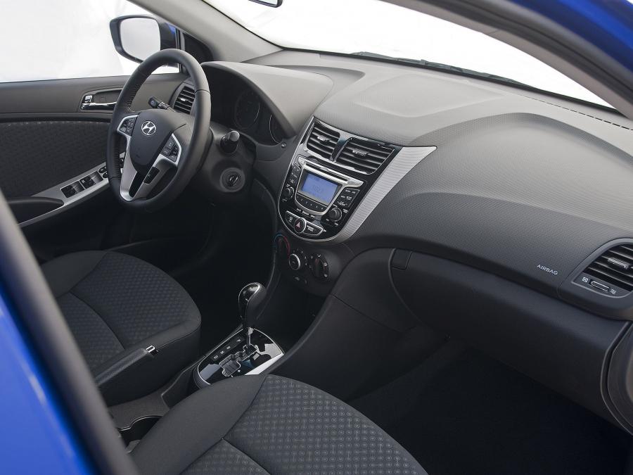  Hyundai Accent 5-Door 2011 года  (US) (фото 19 из 24)